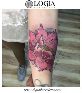 tatuaje-tradicional-flor-brazo-logia-barcelona-arse-02     
